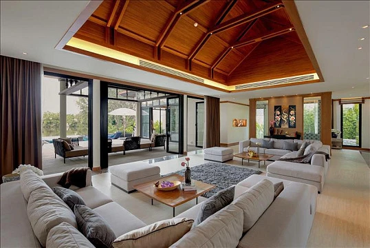 Комплекс вилл с бассейнами и джакузи прямо на пляже Банг Тао, Пхукет