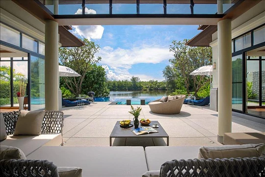 Комплекс вилл с бассейнами и джакузи прямо на пляже Банг Тао, Пхукет