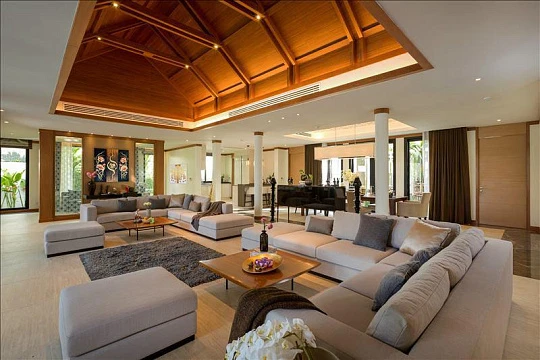 Комплекс вилл с бассейнами и джакузи прямо на пляже Банг Тао, Пхукет